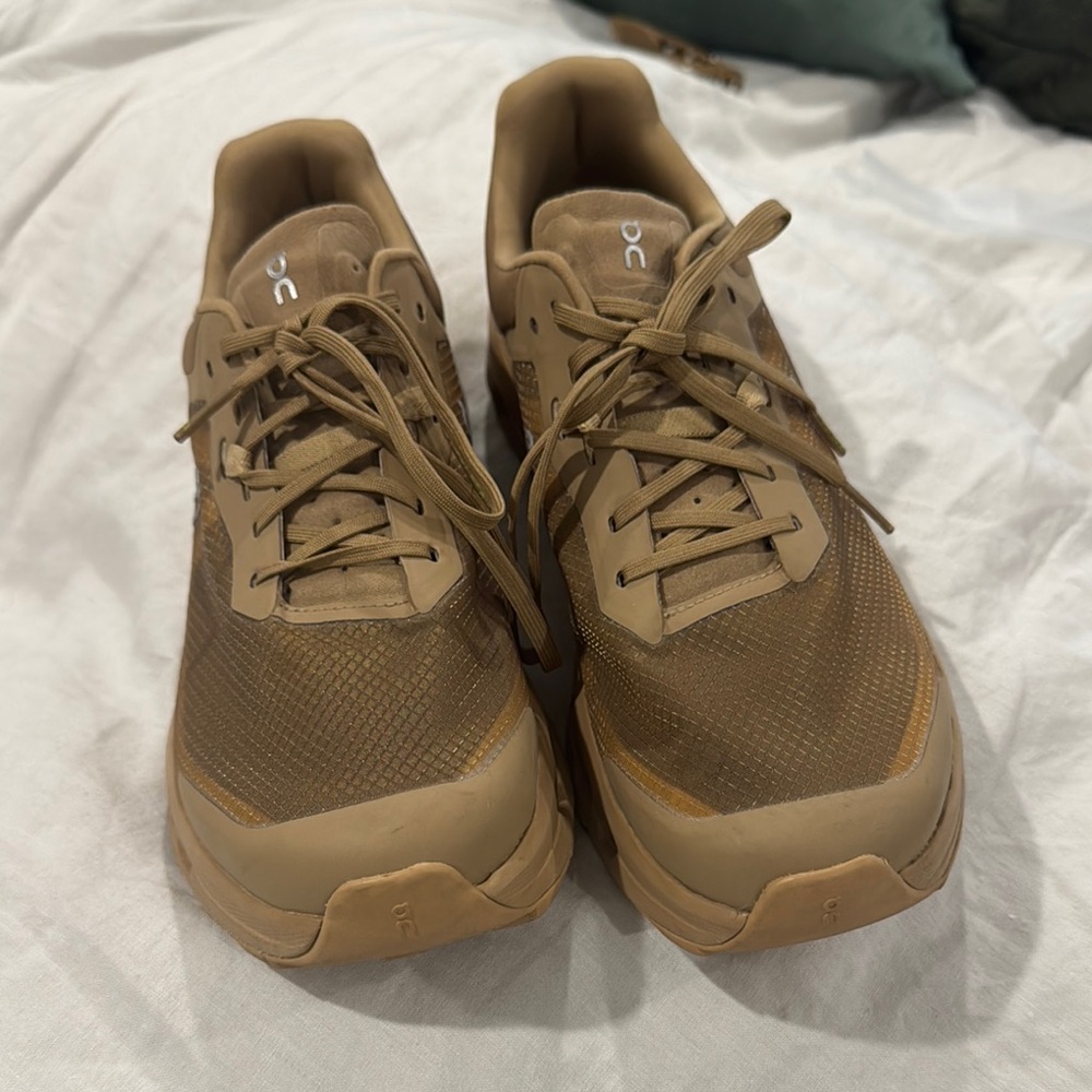 OnCloud Womens TrailRunner sz 10 EUC worn twice